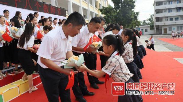 苏圩镇展现新面貌，迎接新时代，最新新闻报道